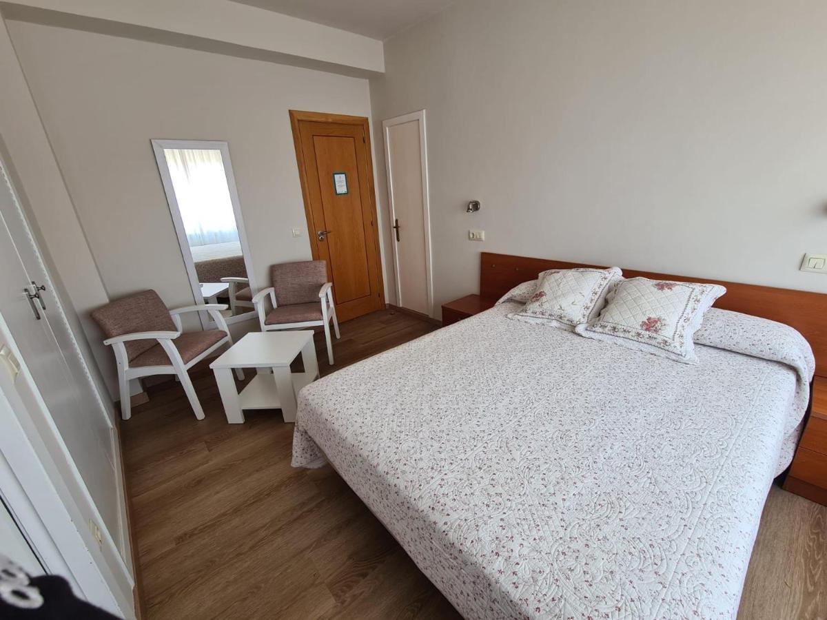 Hostal Playa Atlantica Hotel Louro Bagian luar foto